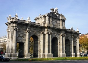 Homestay for travelers : Puerta de Alcalá (old entrance of the city) in Independance Square