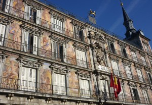 Estancias en familia : fachada de la Casa del Pan, el edificio más antiguo de la Plaza Mayor