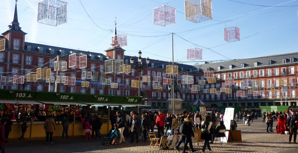 Plaza Mayor de Madrid en Navidades, con las decoraciones, y los puestos tradicionales de disfraces y de figurinas para decorar los belenes.