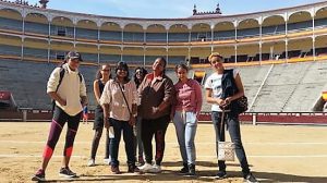 Clases de español: grupo de estudiantes de español en la Plaza de las Ventas