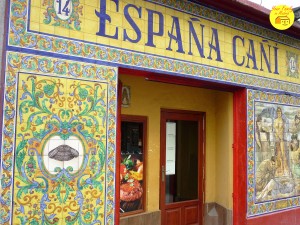 Familia de acogida : fachada típica cubierta de azulejos, del restaurante España Cañi, en el centro de Madrid