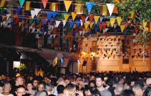 Le quartier de La Latina le soir pendant les fêtes de la Paloma: ambiance festive des plus animée 