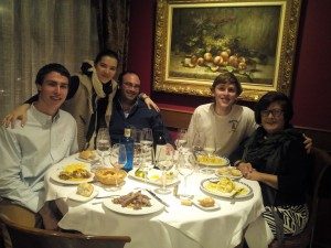 Inmersión lingüística de verano en Familia: familia de acogida cenando con estudiantes