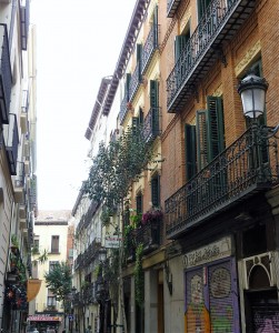 Madrid Espagne: Ruelle du centre de Madrid avec façades et balcons caractéristiques