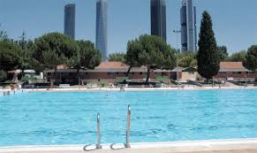 Les plages de Madrid: piscine avec vue sur les quatre tours.