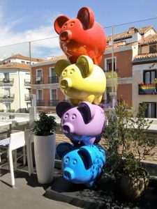 Madrid Quiz: escultura moderna de los cerditos en la terraza del Mercado de San Antón