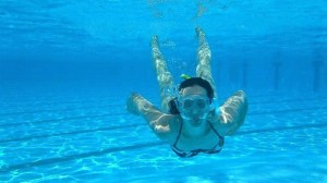 Les plages de Madrid: jeune femme nageant dans la piscine