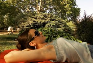 Madrid en été: jeune femme se reposant à l´ombre des arbres