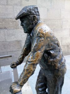 Madrid Quiz: estatua del "Vecino Curioso"