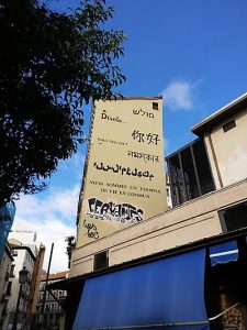 Madrid Quiz: pintadas callejeras en el barrio de Lavapiés, por la paz y la convivencia entre culturas.