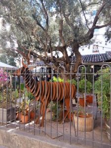 Madrid Quiz: ciervo de metal del patio de la floristería del Jardín del Ángel