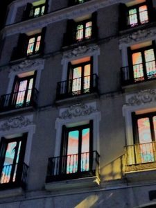 Madrid Quiz: façade du magasin Desigual de nuit