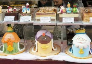 Noël à Madrid: vitrine d´une pâtisserie avec des tartes en forme de Rois Mages