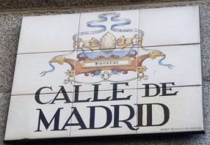 Madrid en Letras: placa de azulejos pintados de la Calle de Madrid