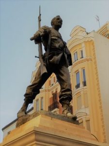 Notre jeu Madrid Quiz: statue d´Eloy Gonzalo en guerrier, une torche et un fusil à la main