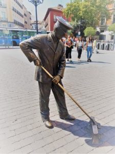 Our game Madrid Quiz: statue of a city worker sweeping the floor