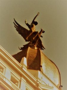 Notre jeu Madrid Quiz: statue du Phénix, Gran Vía 32