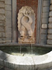 Madrid Quiz game: fountain of the delphins, Hortaleza street