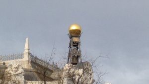 Notre jeu Madrid Quiz: pendule d´or en forme de boule au-dessus de l´entrée de Banco de España côté Place de Cibeles