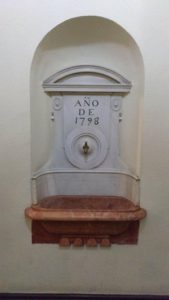 Notre jeun Madrid Quiz: fontaine datée de 1798 à l´intérieure de l´église de Saint Antoine